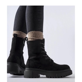 Botas de trabajo negras con tramperos sobre un enorme Riel - Suela Solea negro 1 Botas de trabajo negras con tramperos sobre un enorme Riel - Suela Solea negro 1