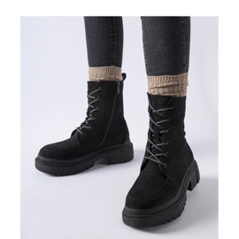 Botas de trabajo negras con tramperos sobre un enorme Riel - Suela Solea negro 2 Botas de trabajo negras con tramperos sobre un enorme Riel - Suela Solea negro 2