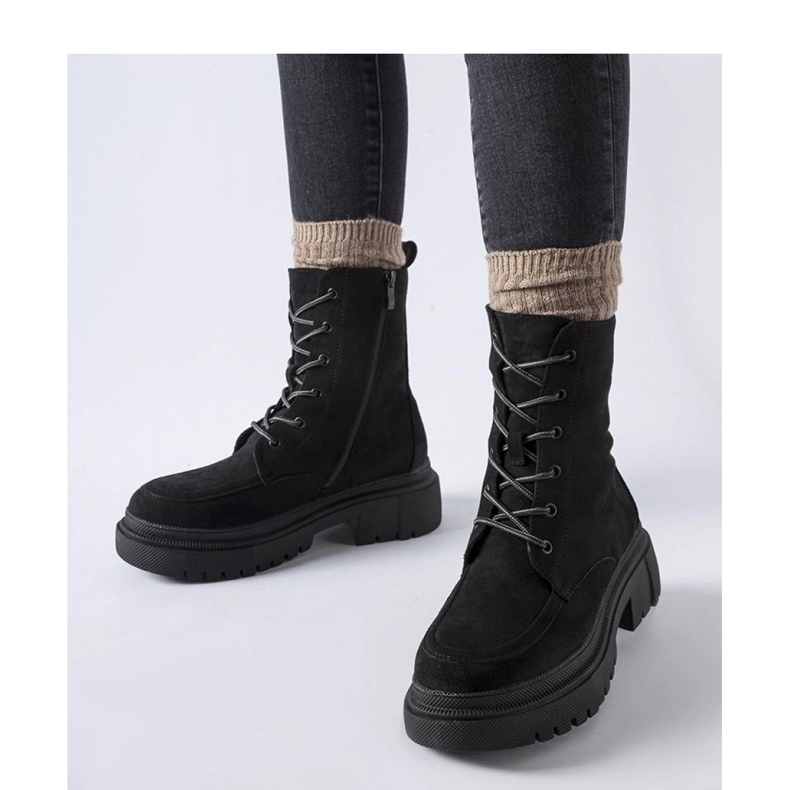 Botas de trabajo negras con tramperos sobre un enorme Riel - Suela Solea negro 2 Botas de trabajo negras con tramperos sobre un enorme Riel - Suela Solea negro 2