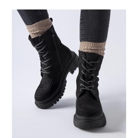 Botas de trabajo negras con tramperos sobre un enorme Riel - Suela Solea negro 3