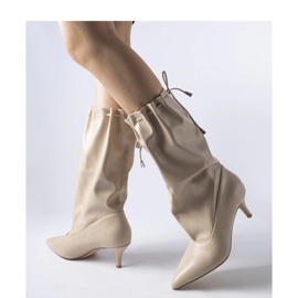 Botas beige con tacón bajo de Deserres - Solea 2