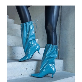 Botas azules con tacón bajo. 4