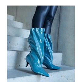 Botas azules con tacón bajo. 6