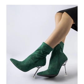 Botines verdes con tacón decorativo. 1