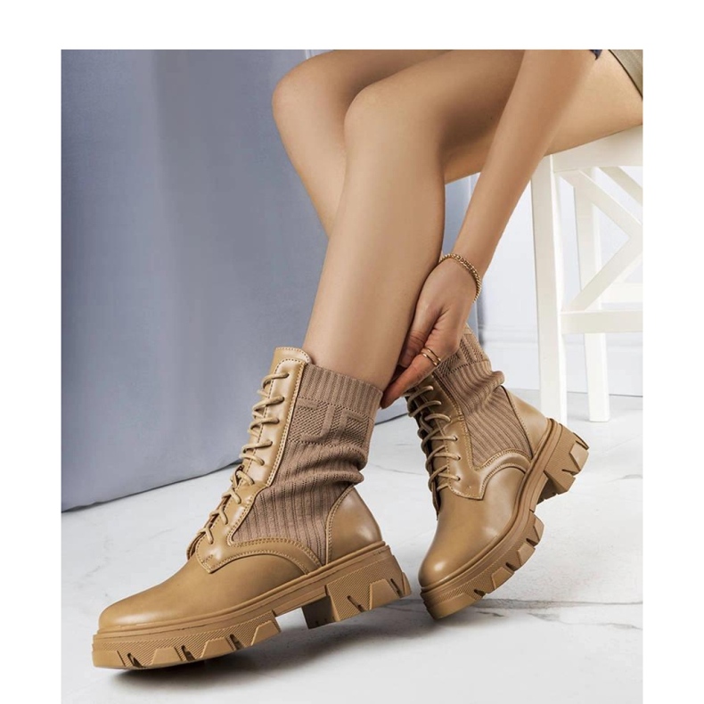 Zapatillas beige con parte superior flexible. 1 Zapatillas beige con parte superior flexible. 1