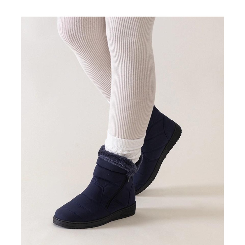 Botas de nieve azul marino decoradas con pelo. 1 Botas de nieve azul marino decoradas con pelo. 1
