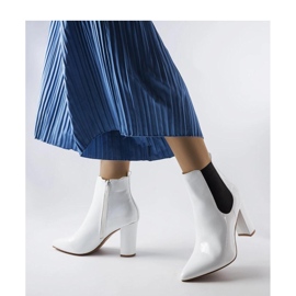 Botines blancos de charol con cremallera. 1 Botines blancos de charol con cremallera. 1