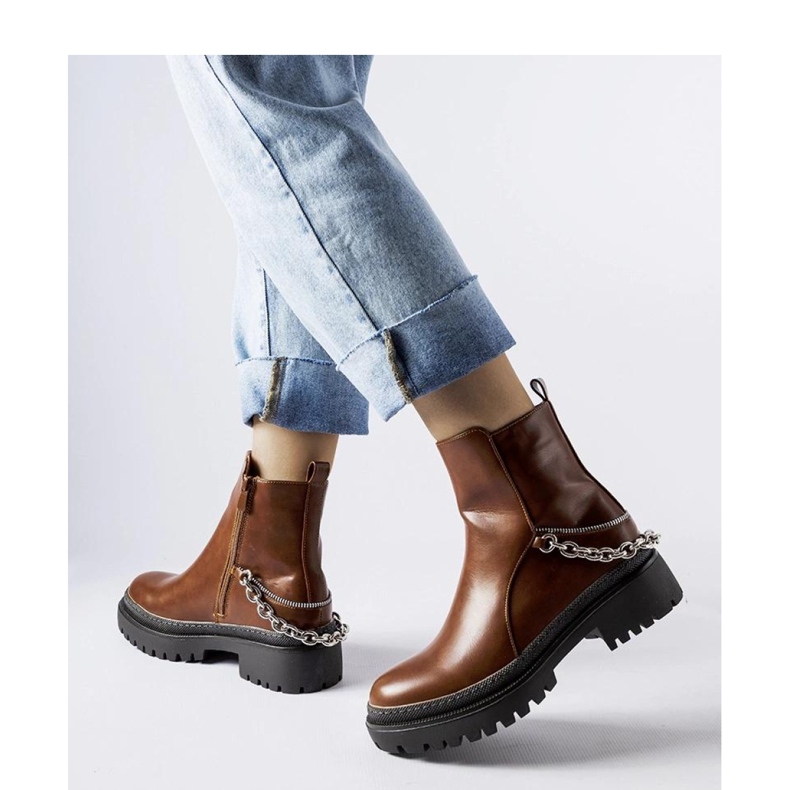 Botines marrones con cadena Muqaddim - Solea marrón 1 Botines marrones con cadena Muqaddim - Solea marrón 1