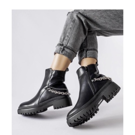 Botines negros con cadena 1