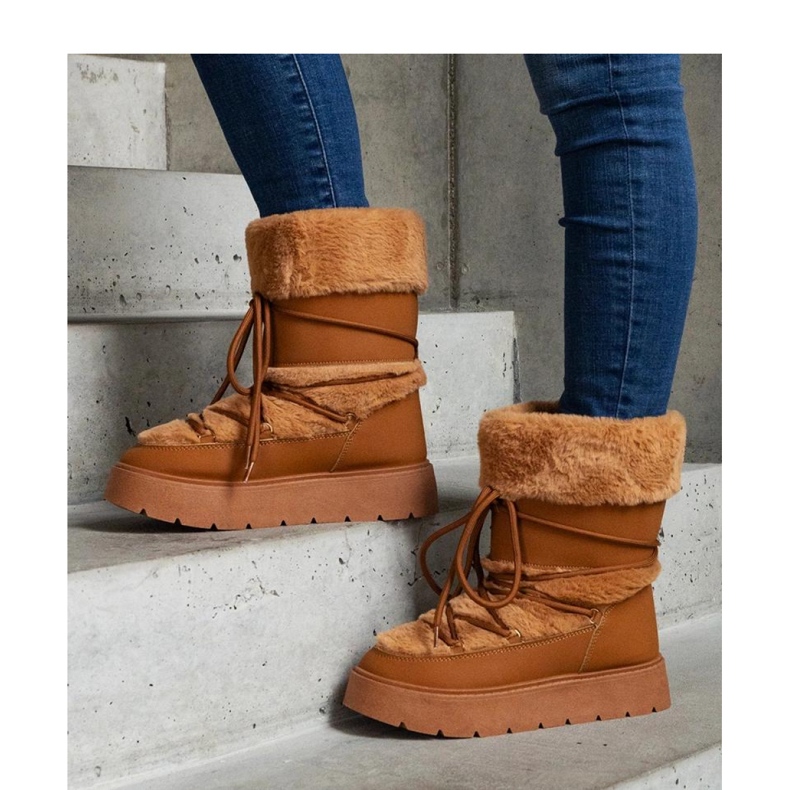 Botas de nieve con aislamiento marrón decoradas con piel. 1