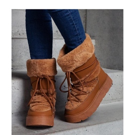 Botas de nieve con aislamiento marrón decoradas con piel. 2