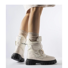 Botas de nieve beige con hebilla decorativa. 1