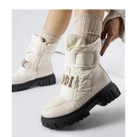 Botas de nieve beige con hebilla decorativa. 2