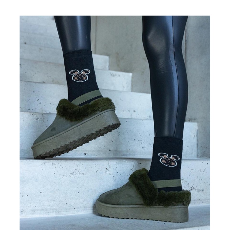 Pantuflas de plataforma verdes decoradas con pelo y con goma elástica en el talón 1 Pantuflas de plataforma verdes decoradas con pelo y con goma elástica en el talón 1