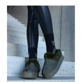 Pantuflas de plataforma verdes decoradas con pelo y con goma elástica en el talón 2