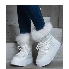 Botas de nieve blancas con aislamiento y pelo. blanco 1