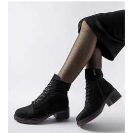 Botines clásicos negros con suela morada. 1