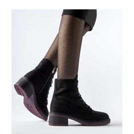 Botines clásicos negros con suela morada. 2