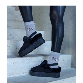 Zapatillas de plataforma negras decoradas con pelo y con goma elástica en el talón. negro 1