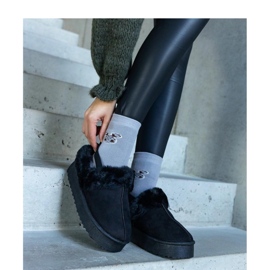 Zapatillas de plataforma negras decoradas con pelo y con goma elástica en el talón. negro 2