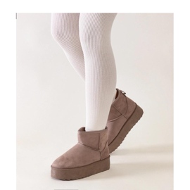 Botas de nieve casual beige oscuro con plataforma alta. 1
