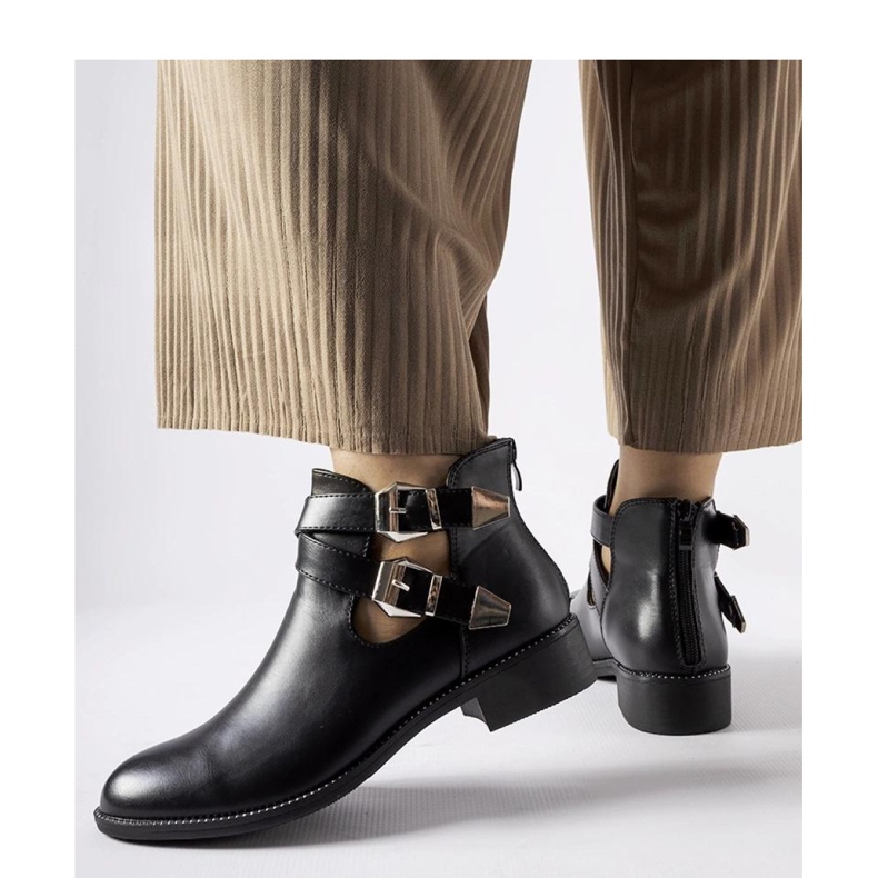 Botines negros con aberturas y hebillas 1