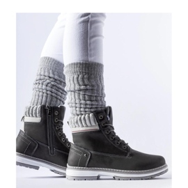 Botas de montaña grises con aislamiento 1