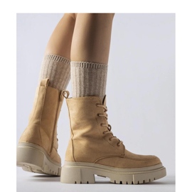 Botas marrones con suela maciza. negro 1