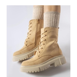 Botas marrones con suela maciza. negro 2