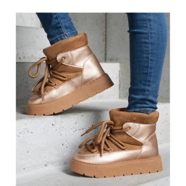 Botas de nieve con plataforma aisladas con pelo. marrón 1