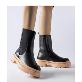 Botines negros con suela rosa claro. 1 Botines negros con suela rosa claro. 1