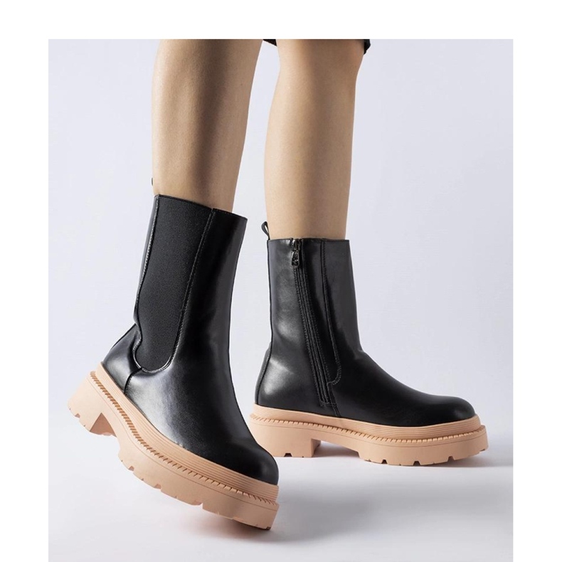 Botines negros con suela rosa claro. 1 Botines negros con suela rosa claro. 1