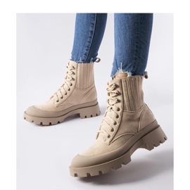 Botines beige confeccionados en ante ecológico. 2