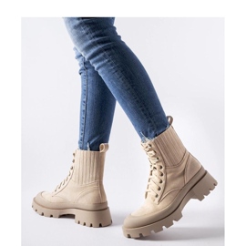 Botines beige confeccionados en ante ecológico. 3