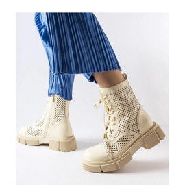 Botas beige caladas 1
