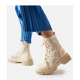 Botas beige caladas 2