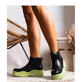 Botines negros sobre plataforma verde 1