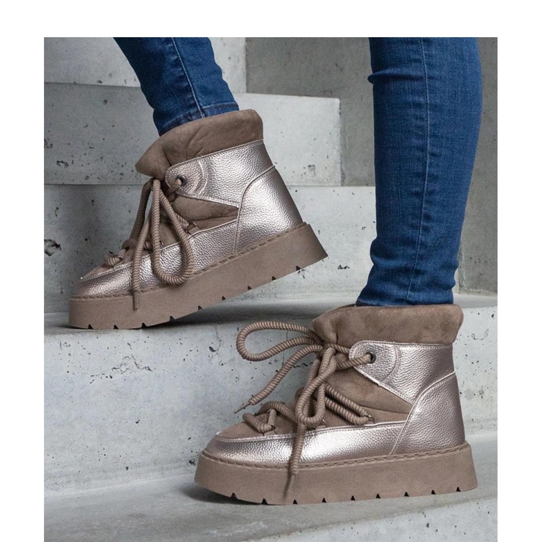 Botas de nieve con plataforma aisladas con pelo. beige 1