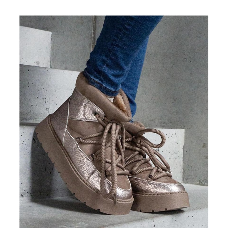 Botas de nieve con plataforma aisladas con pelo. beige 2