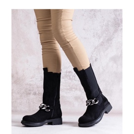 Botines de mujer negros decorados con cadena. 1