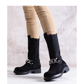 Botines de mujer negros decorados con cadena. 2
