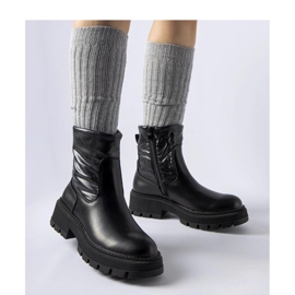Botines negros con parte superior decorativa. 1