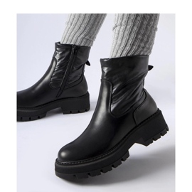 Botines negros con parte superior decorativa. 2