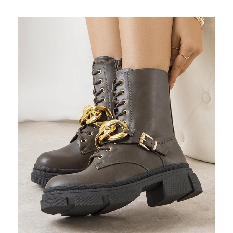 Botas de montaña verdes con cadena. 1