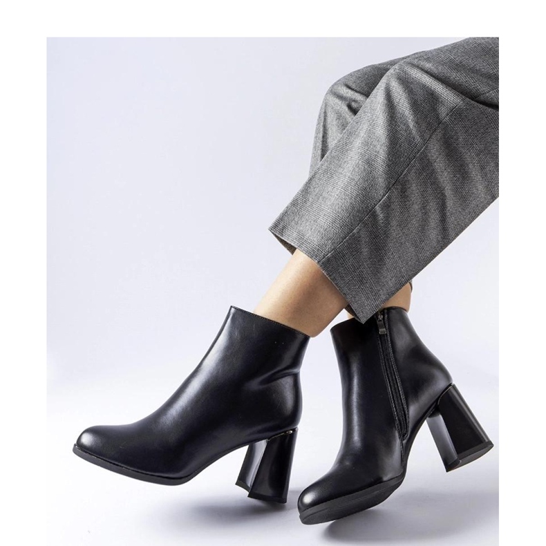Botines negros con aislamiento y tacón decorativo. 1 Botines negros con aislamiento y tacón decorativo. 1
