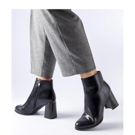 Botines negros con aislamiento y tacón decorativo. 2