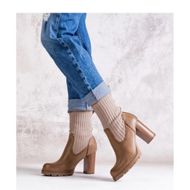 Botines beige oscuro confeccionados en piel ecológica. 1