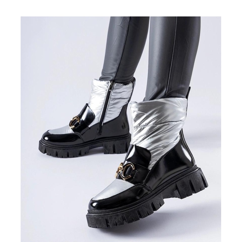 Botas de nieve de charol negro y plateado. 2