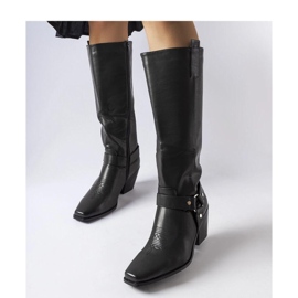 Botas de vaquero negras en el poste. negro 1 Botas de vaquero negras en el poste. negro 1