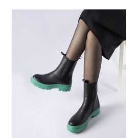 Botas negras sobre suela verde negro 1